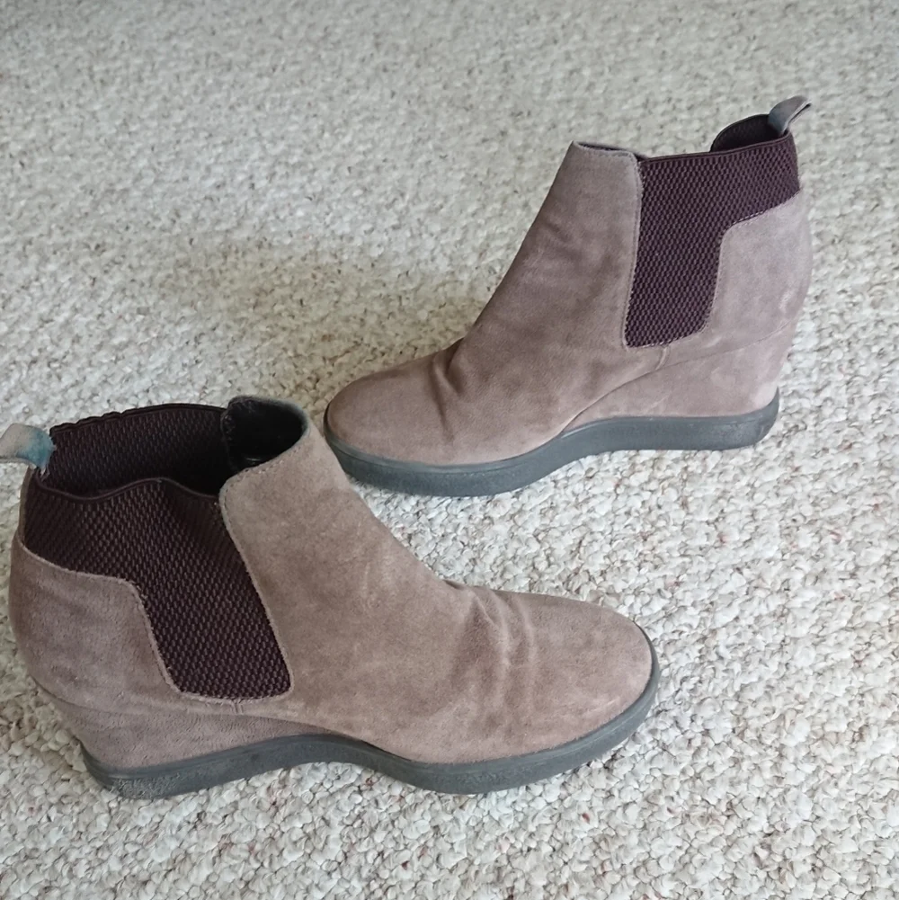 Aquatalia Claire Waterproof Suede Wedge ankle Bootie size 7.5